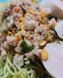 Mì chùm ngây trộn thịt chả