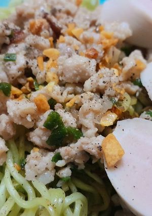 Hình của món Mì chùm ngây trộn thịt chả.