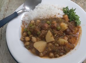 Una foto de Guiso de arroz con Aguja s/hueso y un trozo de panceta 🥓