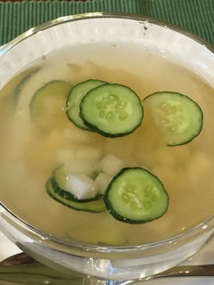 Una foto de Consomé frío de pepino y ñame