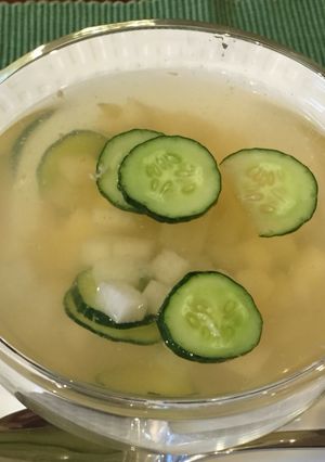 Una foto de Consomé frío de pepino y ñame