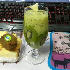 A picture of Apple Kiwi Smoothies.