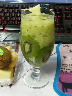 A picture of Apple Kiwi Smoothies.