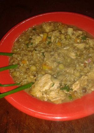 Una foto de Pollo macerado en salsa de soja con champiñones y arroz yamani