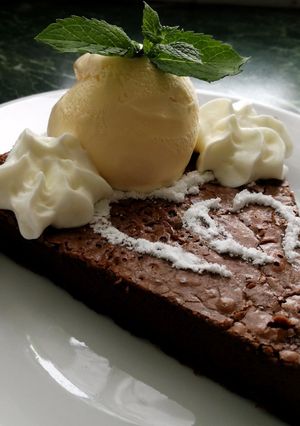 Csokoládétorta vanília jégkrémmel recept fotója