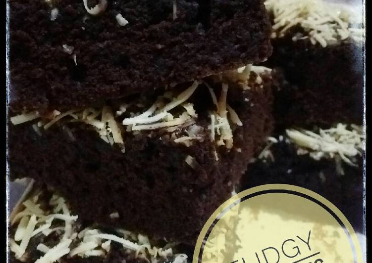 FUDGY BROWNIES (Otang)