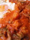 Papas🥔, pimiento verde y cebollas🌰en salsa🍅de tomate🍳