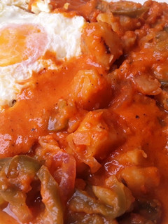 Una foto de Papas🥔, pimiento verde y cebollas🌰en salsa🍅de tomate🍳