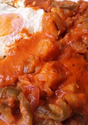 Una foto de Papas🥔, pimiento verde y cebollas🌰en salsa🍅de tomate🍳