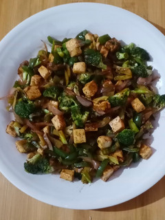 પોસ્ટિકતા થી ભરપૂર એવું બ્રોકલી પનીર સલાડ (Broccoli Salad Recipe In Gujarati) રેસીપી મુખ્ય ફોટો