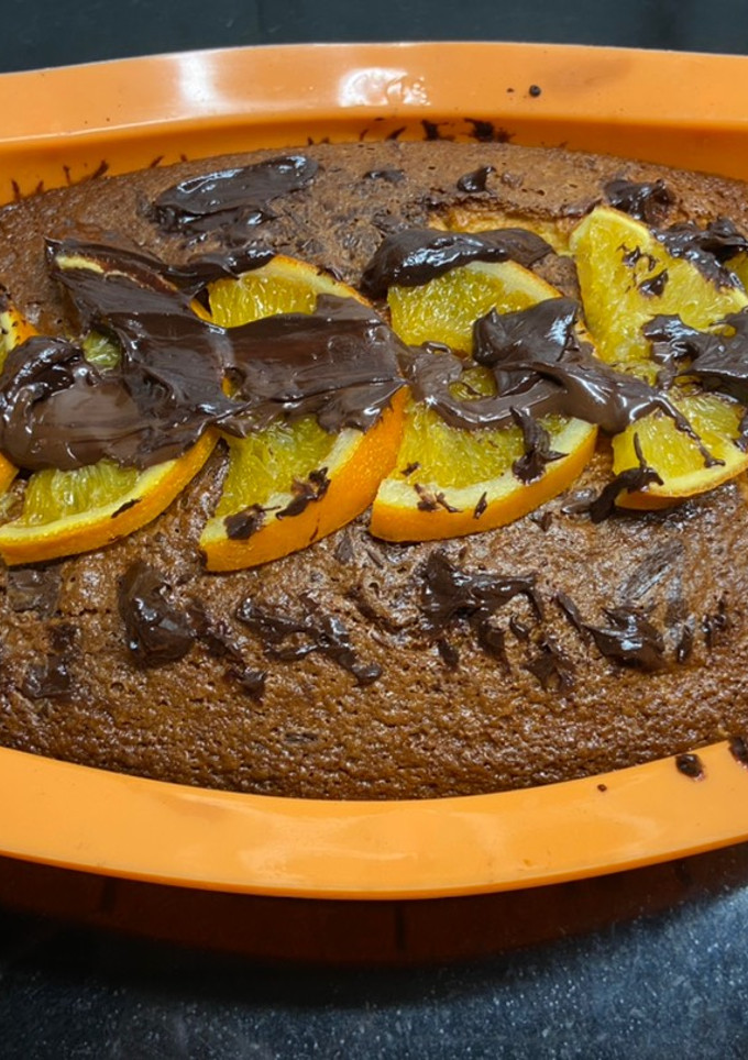 Una foto de Bizcocho de naranja y chocolate