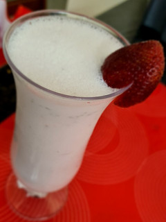 ஸ்ட்ராபெர்ரி மில்க் ஷேக் (Strawberry milkshake recipe in tamil) செய்முறை முக்கிய புகைப்படம்