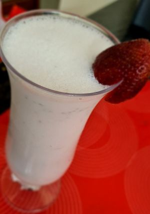 ஸ்ட்ராபெர்ரி மில்க் ஷேக் (Strawberry milkshake recipe in tamil) செய்முறை முக்கிய புகைப்படம்