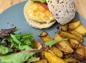 Une photo de Burgers de mozzarella panées et ses potatoes cuites à l’air fryer