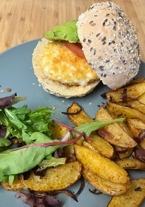 Une photo de Burgers de mozzarella panées et ses potatoes cuites à l’air fryer