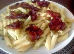 Una foto de Macarrones  🍜 Rigate con Salsa Bechamel Y Tocineta