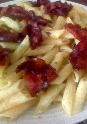 Una foto de Macarrones  🍜 Rigate con Salsa Bechamel Y Tocineta