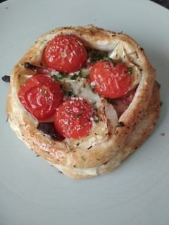 Una foto de Tartaletas de hojaldre y camembert