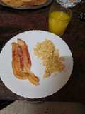 Huevos revueltos con bacon al horno y zumo de naranja