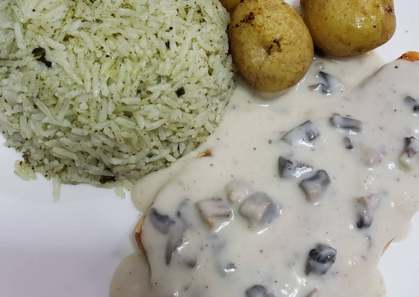 Trucha al horno con salsa de champiñones y arroz verde