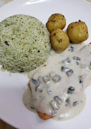 Una foto de Trucha al horno con salsa de champiñones y arroz verde