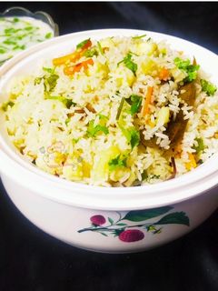 व्हेज पुलाव (veg pulav recipe in marathi) रेसिपी चे मुख्य फोटो