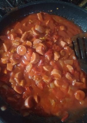 Una foto de SALCHICHAS ENTOMATADAS🍅😍