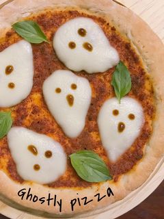 Hình của món Pizza bò băm sốt cà chua theo phong cách Halloween Nhật.
