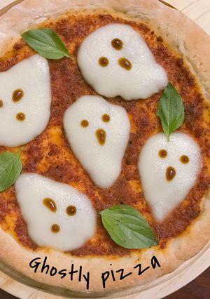 Hình của món Pizza bò băm sốt cà chua theo phong cách Halloween Nhật.