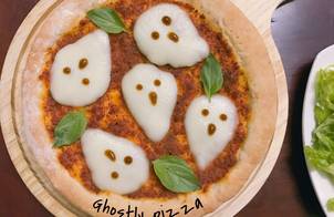 Pizza bò băm sốt cà chua theo phong cách Halloween Nhật