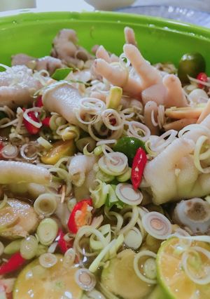 Hình của món Chân gà ngâm sả tắc.