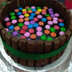 A picture of Eggless Chocolate kit kat cake.