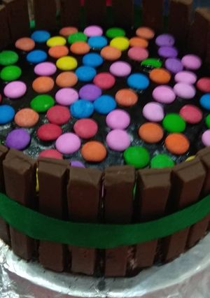 A picture of Eggless Chocolate kit kat cake.