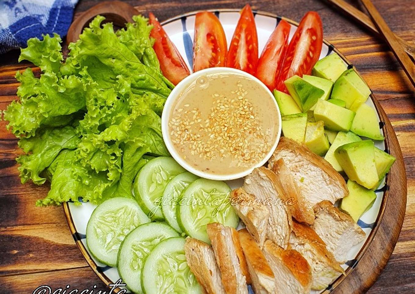 Salad with creamy sesame dressing