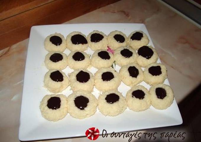 Coconut macaroons with couverture chocolate