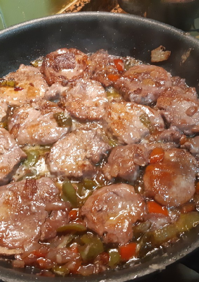 Una foto de Solomillo de cerdo con verduras y queso parmesano
