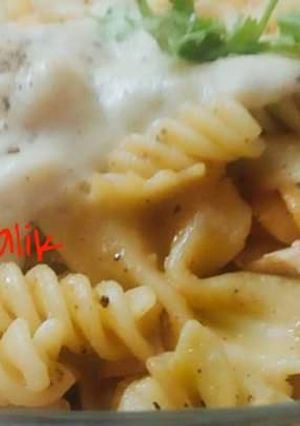 A picture of Italian white sauce pasta.