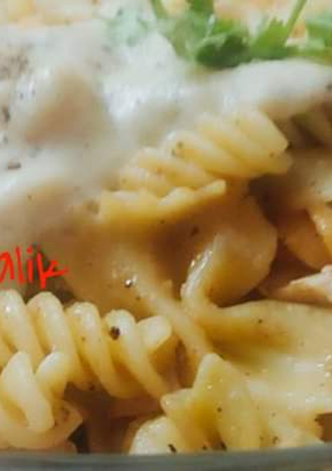 A picture of Italian white sauce pasta.