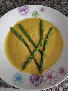 Una foto de Crema de calabacín y berenjena con espárrago triguero en Thermomix