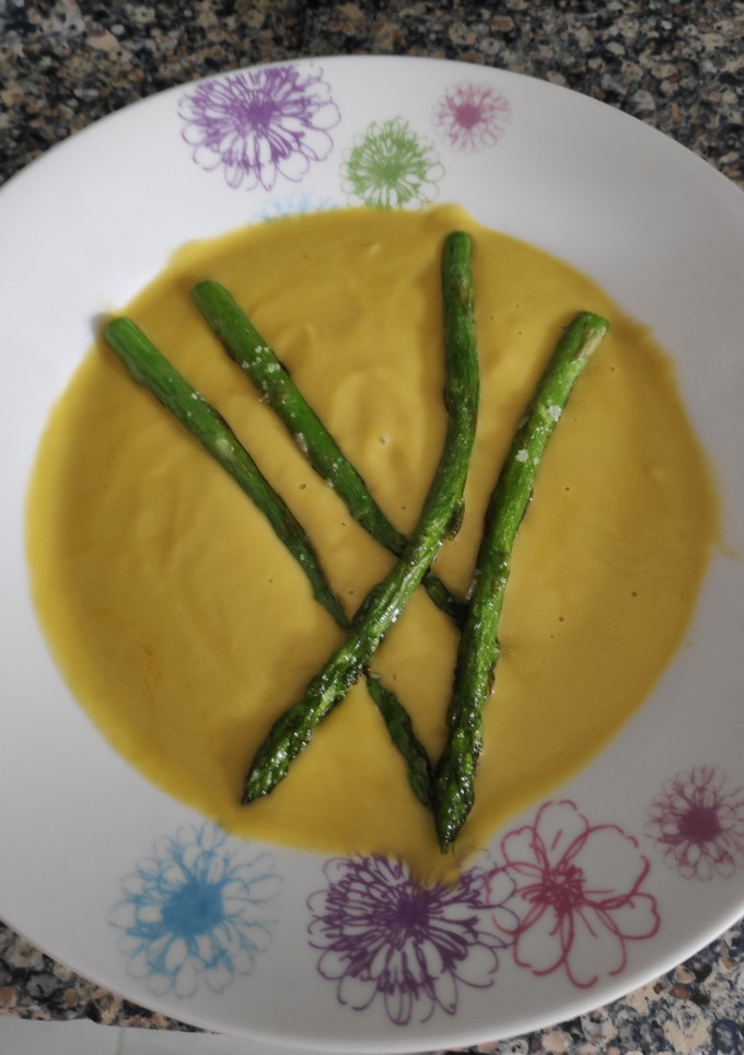 Una foto de Crema de calabacín y berenjena con espárrago triguero en Thermomix