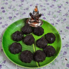 A picture of Chocolate coconut modak.
