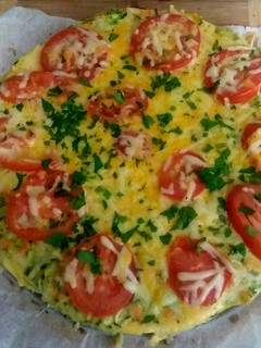Una foto de 🥧Pastel de calabacín 🥒y zanahorias 🥕 ralladas 🍅🧀