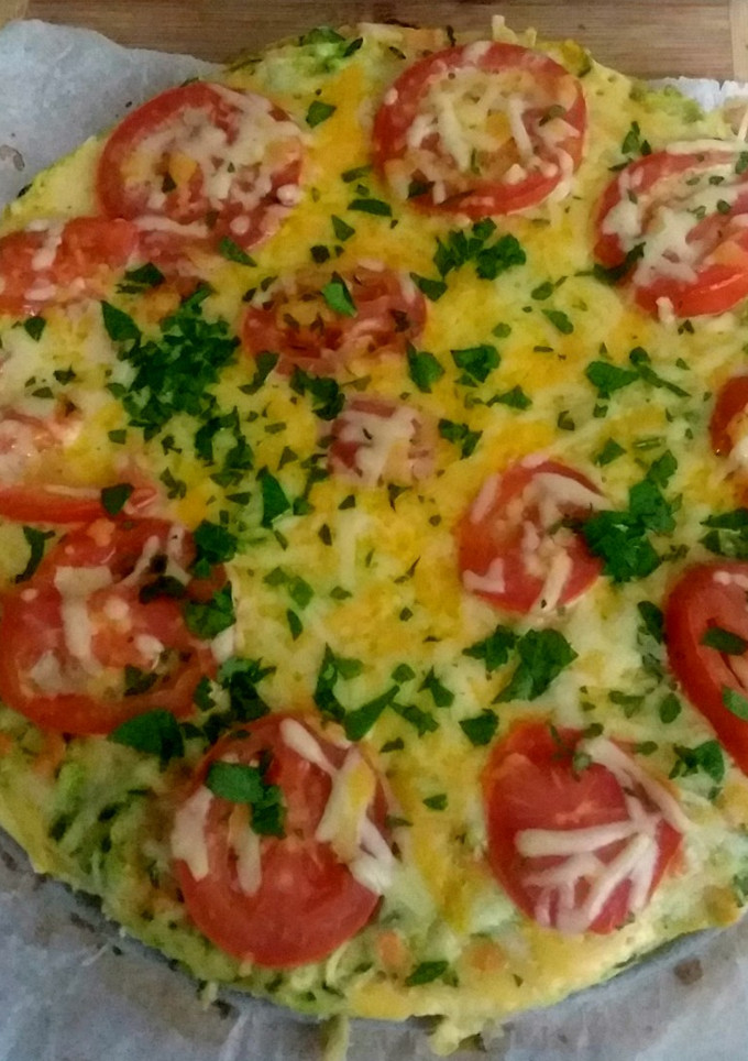 Una foto de 🥧Pastel de calabacín 🥒y zanahorias 🥕 ralladas 🍅🧀