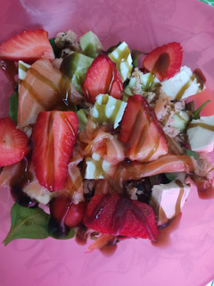Una foto de Ensalada con salmón, fresa y queso de cabra