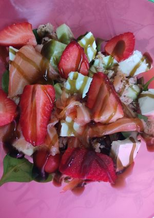 Una foto de Ensalada con salmón, fresa y queso de cabra