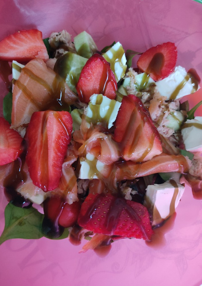 Una foto de Ensalada con salmón, fresa y queso de cabra