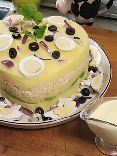 Una foto de Causa Peruana de pollo 🐔 con salsa huancaína