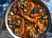 Una foto de condimentos para paella