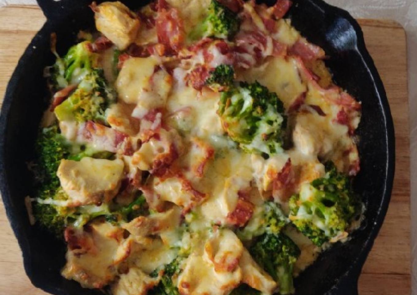 Keto Casserole with bacon, broccoli and chicken