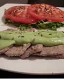 Peceto con salsa crema de palta y ensalada